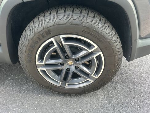 Used 2025 Rivian R1S Adventure image 30