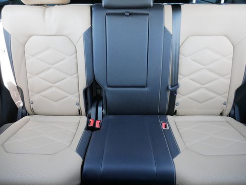 Certified 2025 Volkswagen Atlas Cross Sport SE w/ Panoramic Sunroof Package image 14