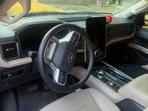 Used 2024 Ford Expedition Limited AWD/4WD image 2