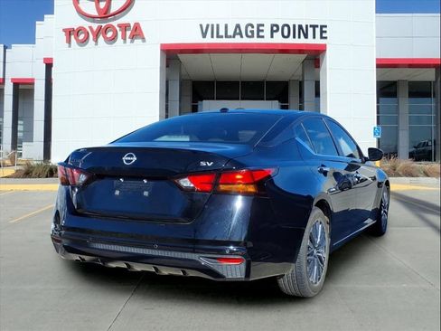 Used 2024 Nissan Altima 2.5 SV image 4