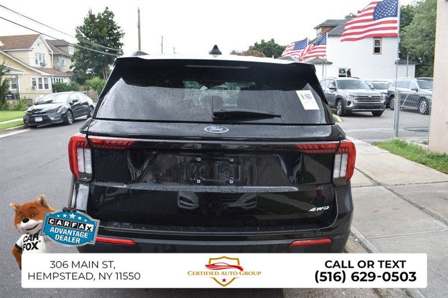 Used 2025 Ford Explorer ST-Line w/ ST-Line Street Pack AWD/4WD image 7