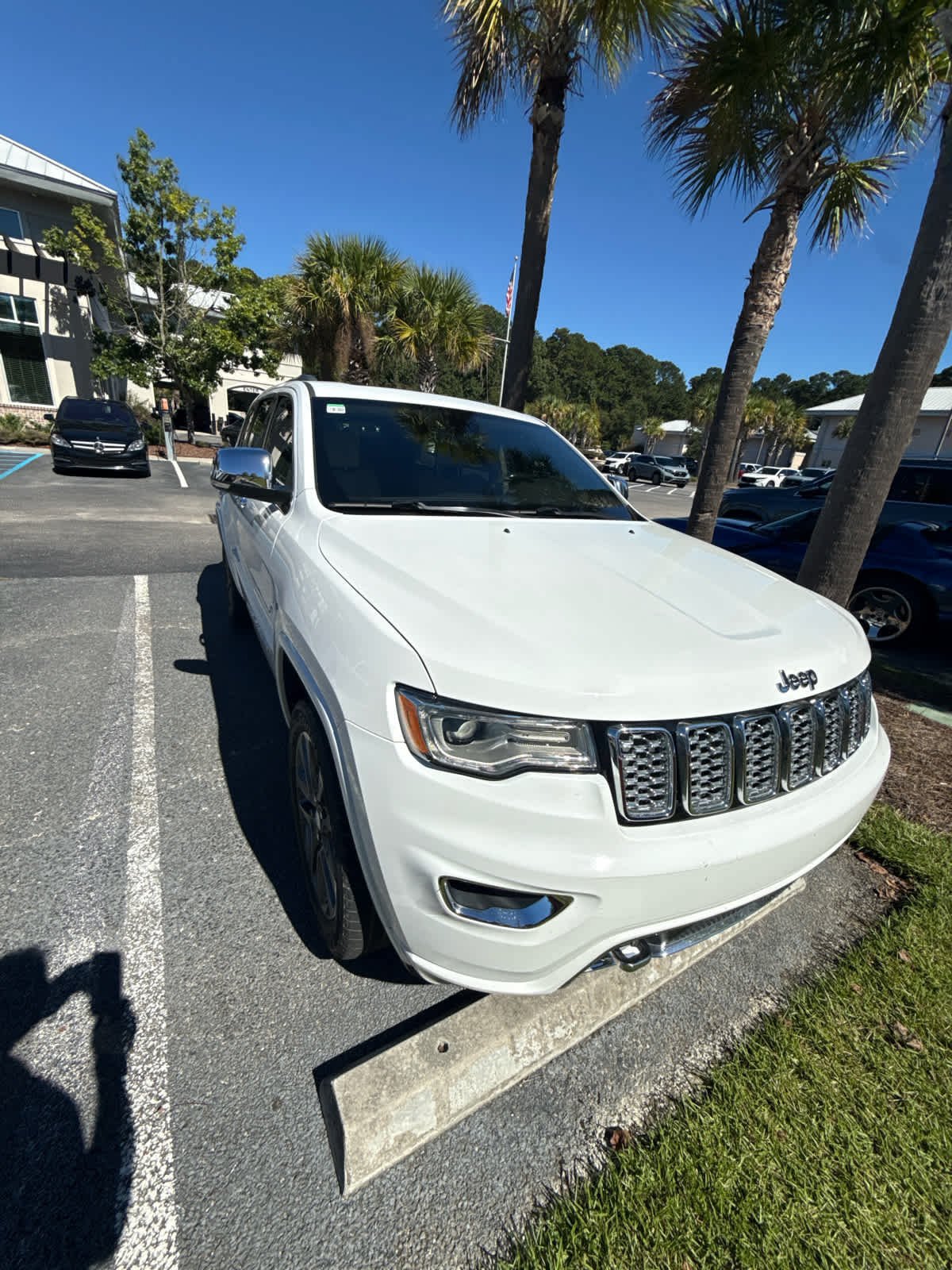 Used 2018 Jeep Grand Cherokee Overland AWD/4WD image 2