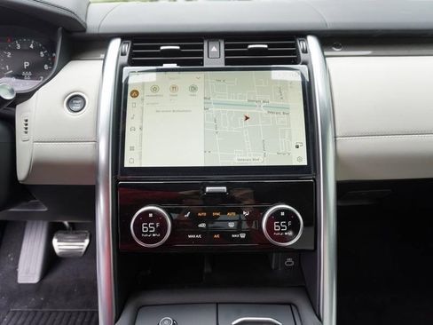 New 2024 Land Rover Discovery Metropolitan Edition image 13