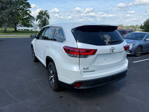 Used 2019 Toyota Highlander LE AWD/4WD image 3
