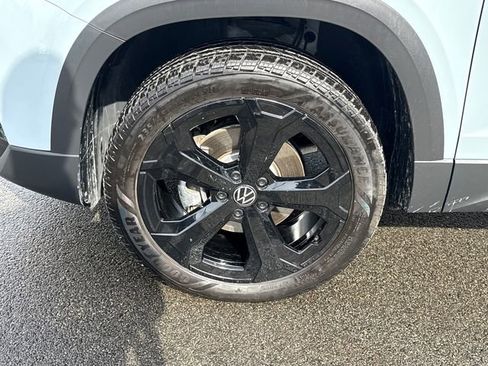 Certified 2025 Volkswagen Taos SE image 10