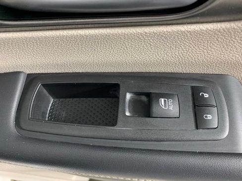 Used 2024 Chrysler Pacifica Touring-L FWD image 34