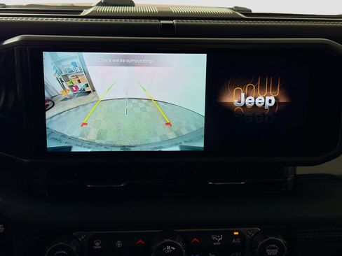 Used 2026 Jeep Wrangler Unlimited Sahara AWD/4WD image 17