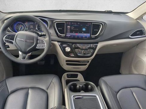 Used 2024 Chrysler Pacifica Touring-L image 16
