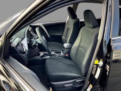 Used 2017 Toyota RAV4 LE image 7