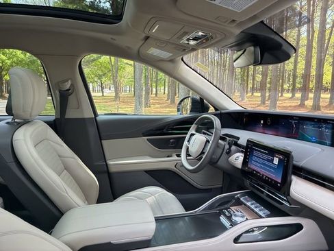 Used 2025 Lincoln Nautilus Reserve w/ Jet Appearance Package image 23