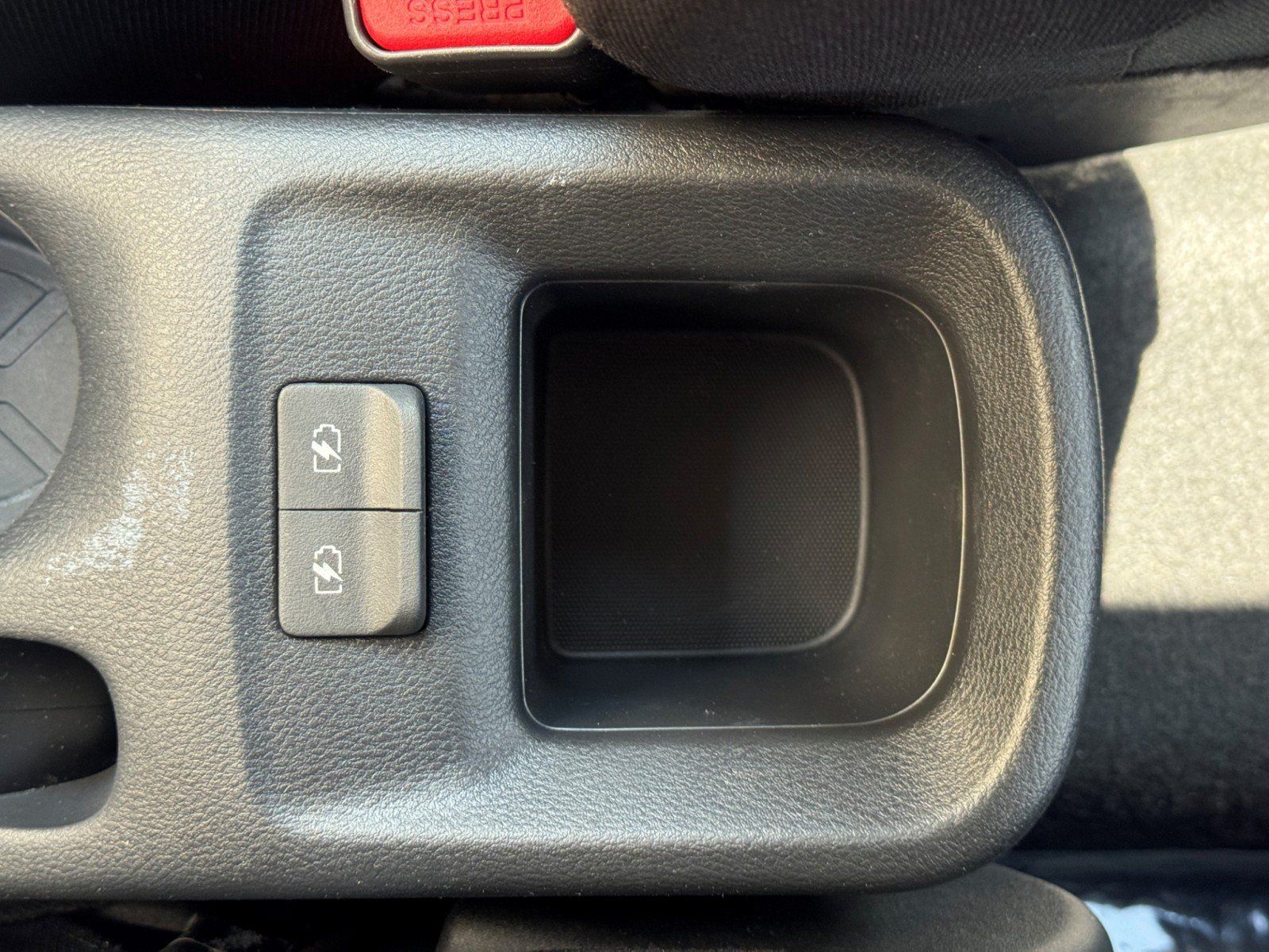 Used 2021 Nissan Versa S FWD image 28