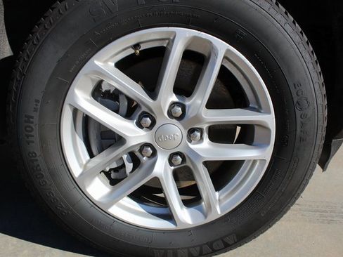 Used 2023 Jeep Grand Cherokee L Laredo image 24