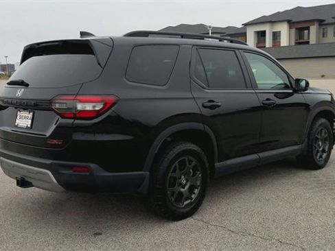 Used 2025 Honda Pilot TrailSport image 8