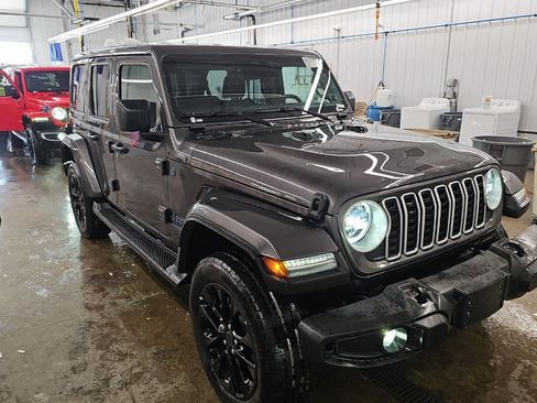 Used 2025 Jeep Wrangler Unlimited Sahara AWD/4WD image 2