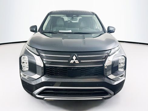 Used 2025 Mitsubishi Outlander SE FWD image 2