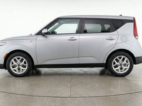 Used 2025 Kia Soul LX w/ LX Technology Package FWD image 3