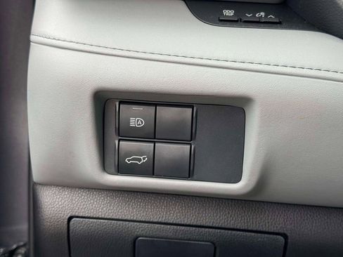 Used 2021 Toyota Highlander XLE image 19