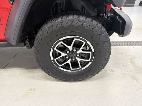 Used 2025 Jeep Wrangler Unlimited Rubicon w/ Convenience Group AWD/4WD image 14