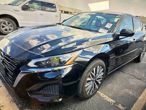 Used 2023 Nissan Altima 2.5 SV AWD/4WD image 2