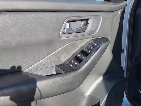 Used 2024 Nissan Rogue S AWD/4WD image 27