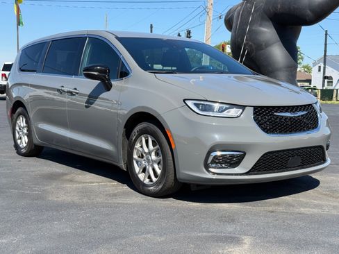 Used 2025 Chrysler Pacifica Select FWD image 2