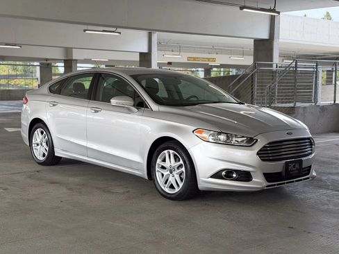 Used 2014 Ford Fusion SE w/ Equipment Group 202A FWD image 3