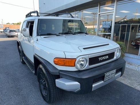 Used 2013 Toyota FJ Cruiser 4WD w/ Upgrade Pkg image 2