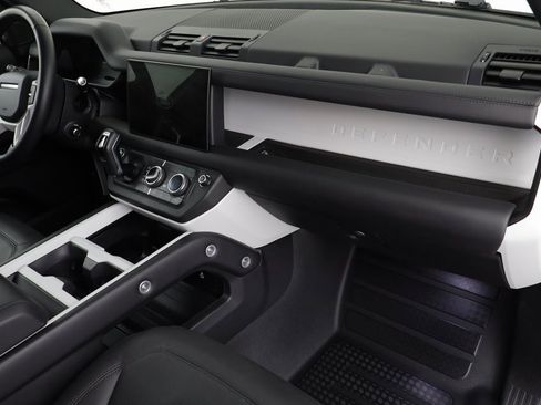 Used 2025 Land Rover Defender 110 X-Dynamic SE image 20