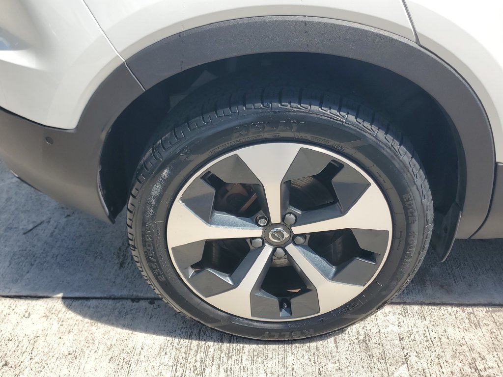 Certified 2024 Volvo XC40 B5 Plus AWD/4WD image 7