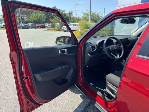 Certified 2025 Hyundai Venue SE image 9