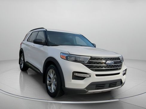 Certified 2020 Ford Explorer XLT w/ Equipment Group 202A image 3
