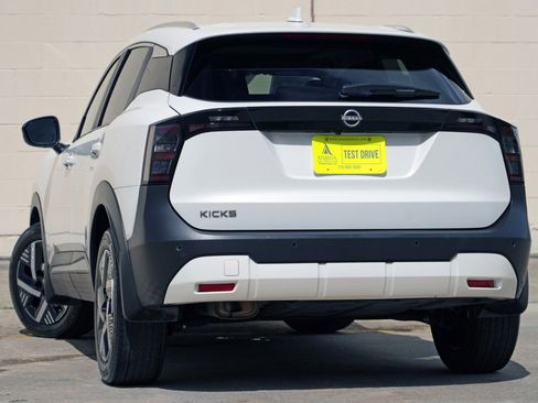Used 2025 Nissan Kicks SV w/ SV Premium Package FWD image 5