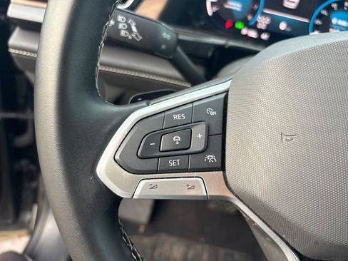 Used 2025 Volkswagen Atlas SE FWD image 32