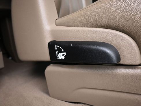 Used 2014 Chrysler Town & Country Touring image 38