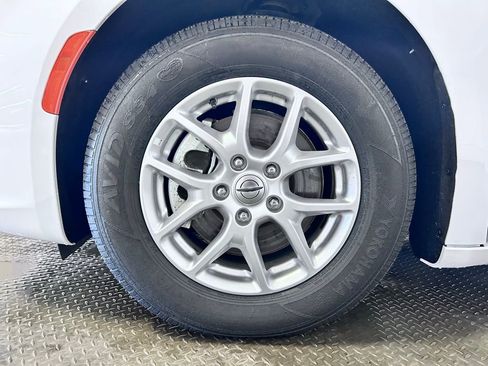 Used 2024 Chrysler Pacifica Touring-L image 31