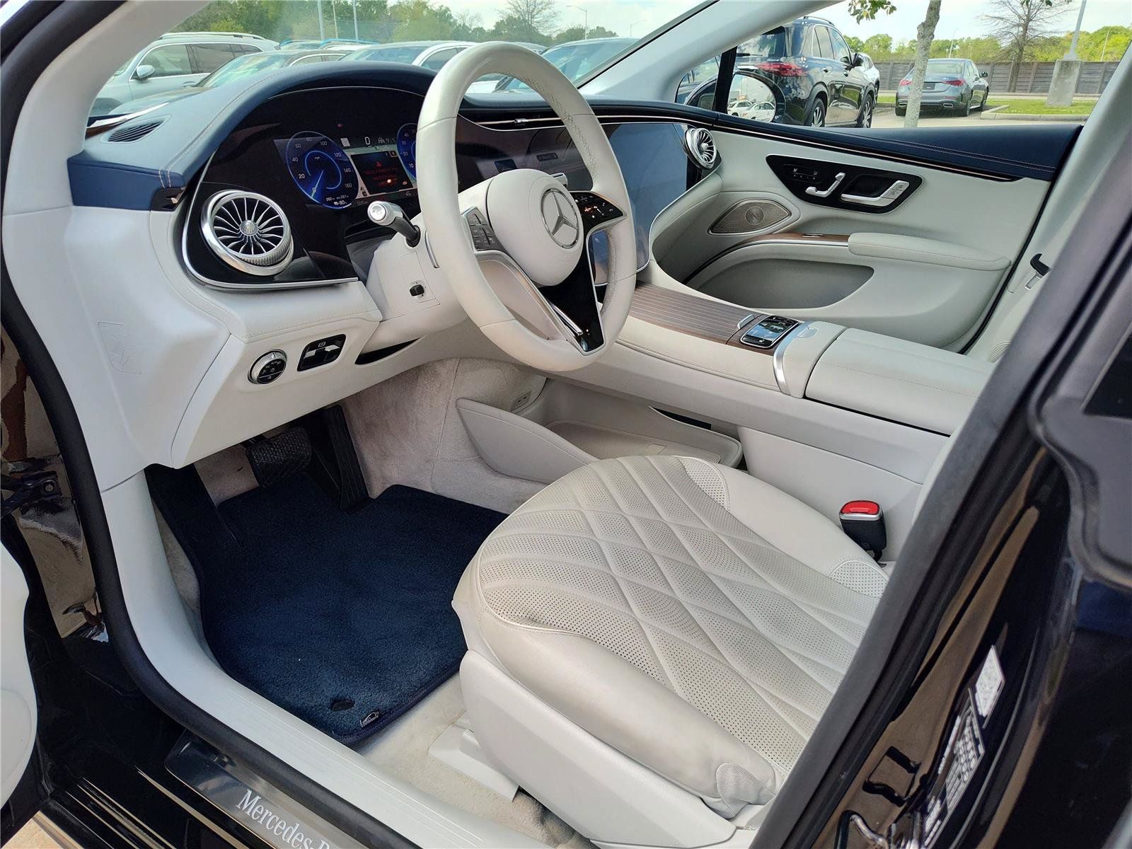 Used 2022 Mercedes-Benz EQS 580 4MATIC Sedan image 2