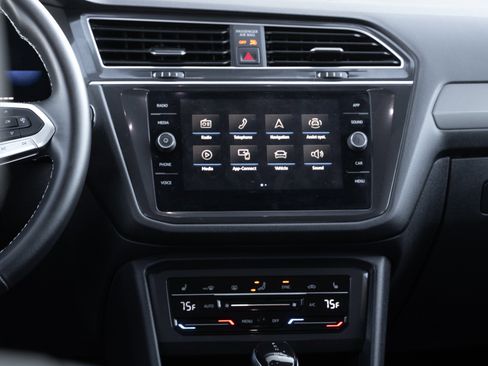 Used 2023 Volkswagen Tiguan SE image 12