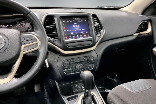 Used 2017 Jeep Cherokee Latitude w/ Comfort & Sound Group FWD image 11