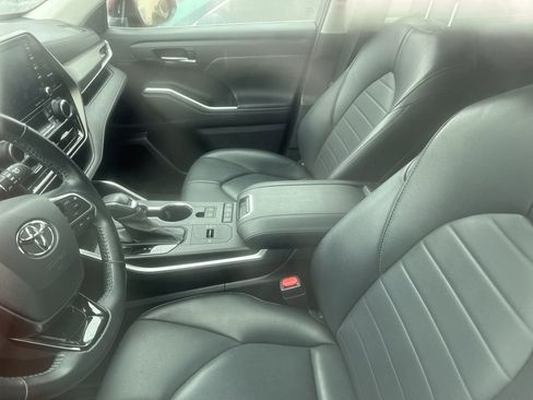 Used 2021 Toyota Highlander XLE image 4