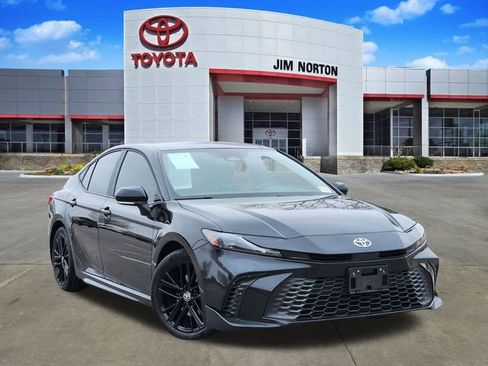 Used 2025 Toyota Camry SE image 1