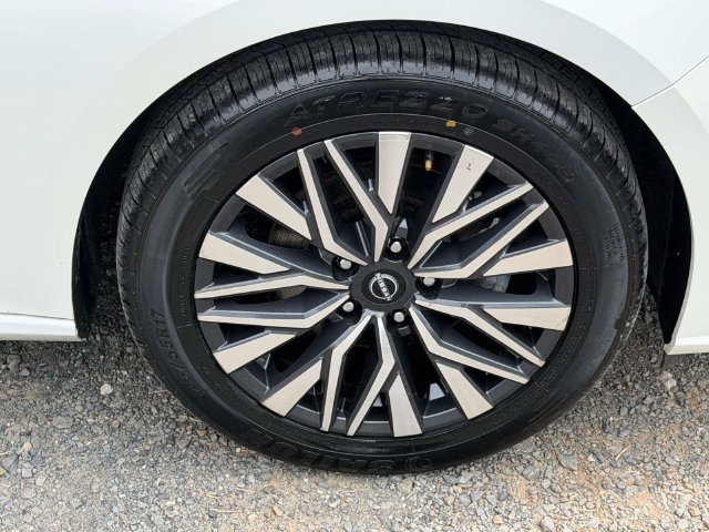 Used 2024 Nissan Altima 2.5 SV FWD image 7