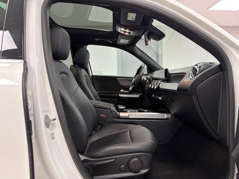 Used 2022 Mercedes-Benz GLB 250 4MATIC w/ Premium Package Lite image 10