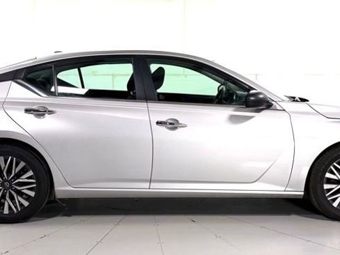 Used 2024 Nissan Altima 2.5 SV image 4