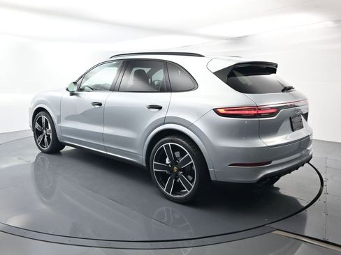 Used 2022 Porsche Cayenne Turbo image 3