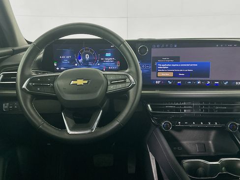 Used 2025 Chevrolet Traverse LT image 18