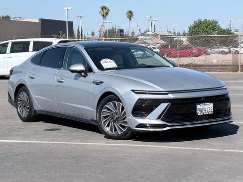 Used 2025 Hyundai Sonata Limited FWD image 2