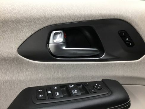 Used 2023 Chrysler Pacifica Touring-L image 7