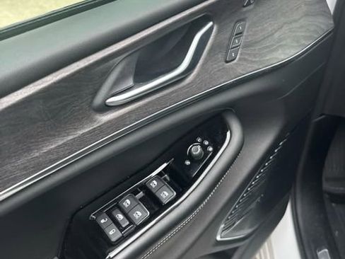 Used 2022 Jeep Grand Cherokee Overland w/ Luxury Tech Group IV image 14