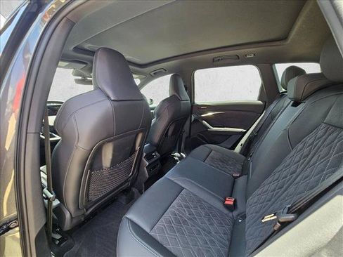 Certified 2025 Audi SQ6 e-tron Premium Plus w/ Premium Plus AWD/4WD image 15