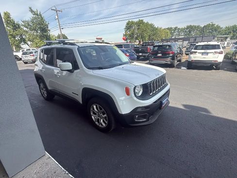 Used 2017 Jeep Renegade Latitude FWD image 8